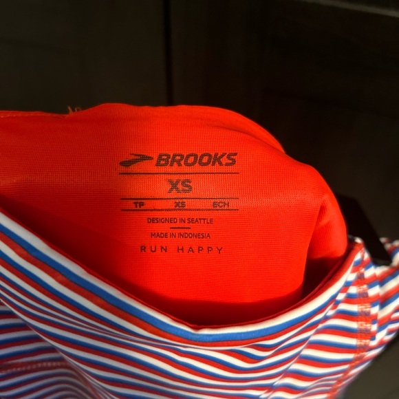 NWT Women's Brooks Method 8" Short red, white, and blue size xs - Picture 2 of 5